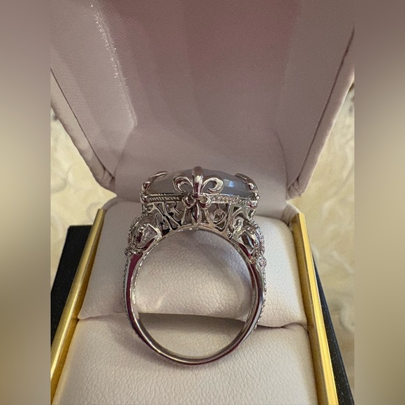 Elegant Silver and Moonstone Ring - Picture 2 of 4